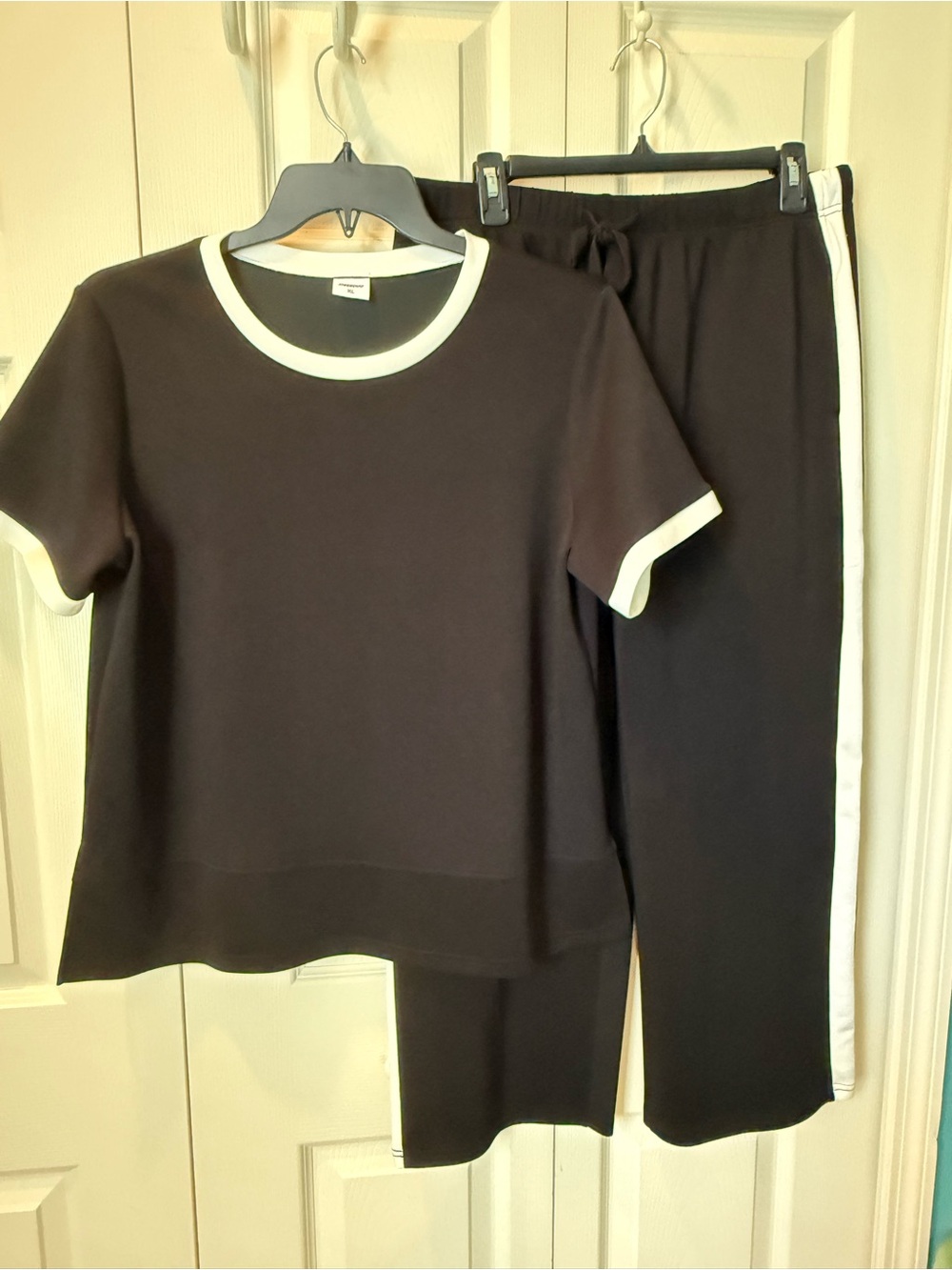 # Women's XL Black Tee/Pants Set with White Contrast Trim
